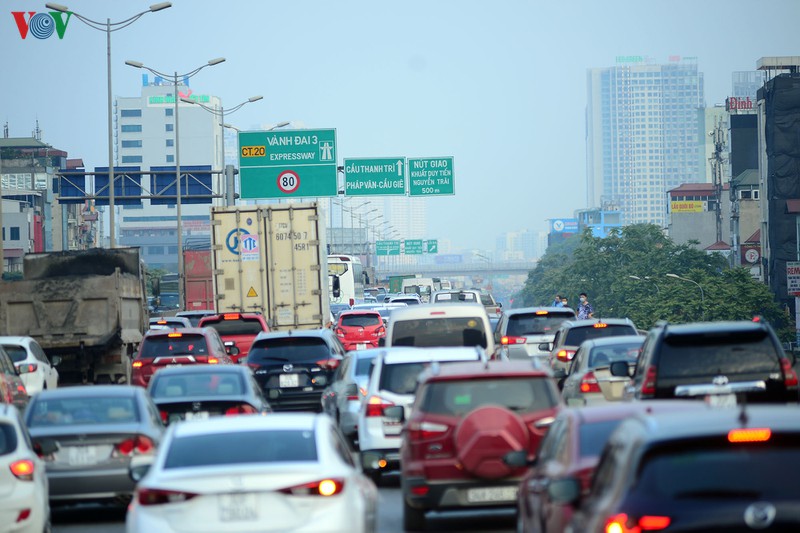 duong ra cac cua ngo ha noi tac nghen, xe may phai lao len via he hinh 7