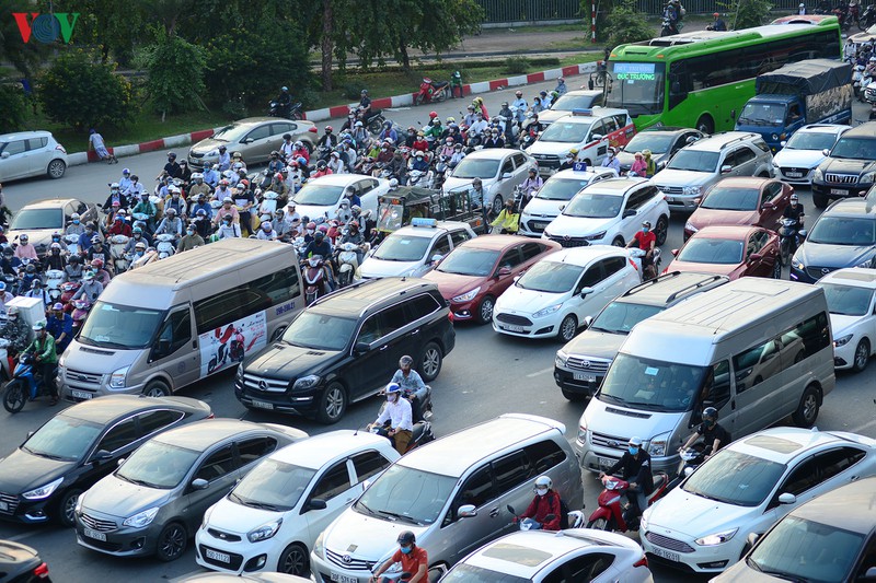duong ra cac cua ngo ha noi tac nghen, xe may phai lao len via he hinh 6