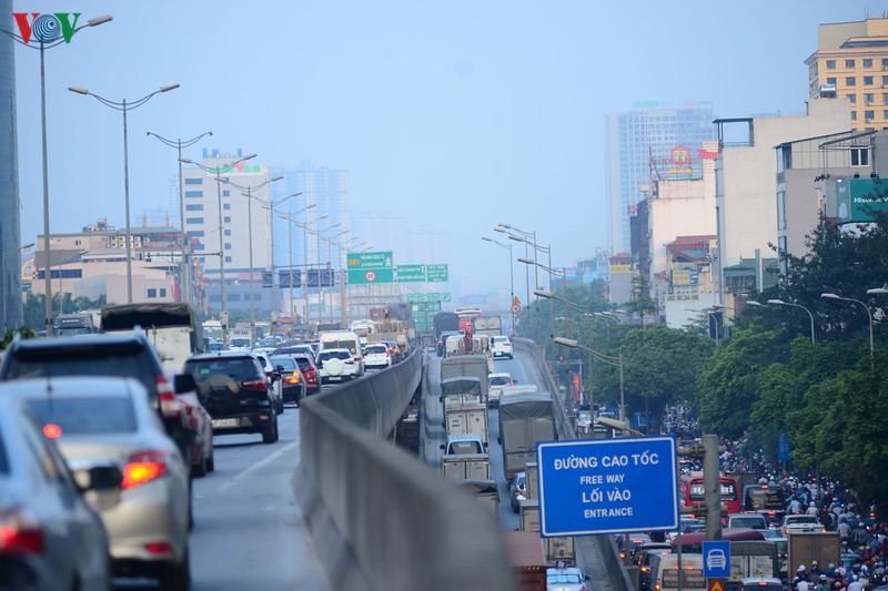 duong ra cac cua ngo ha noi tac nghen, xe may phai lao len via he hinh 1