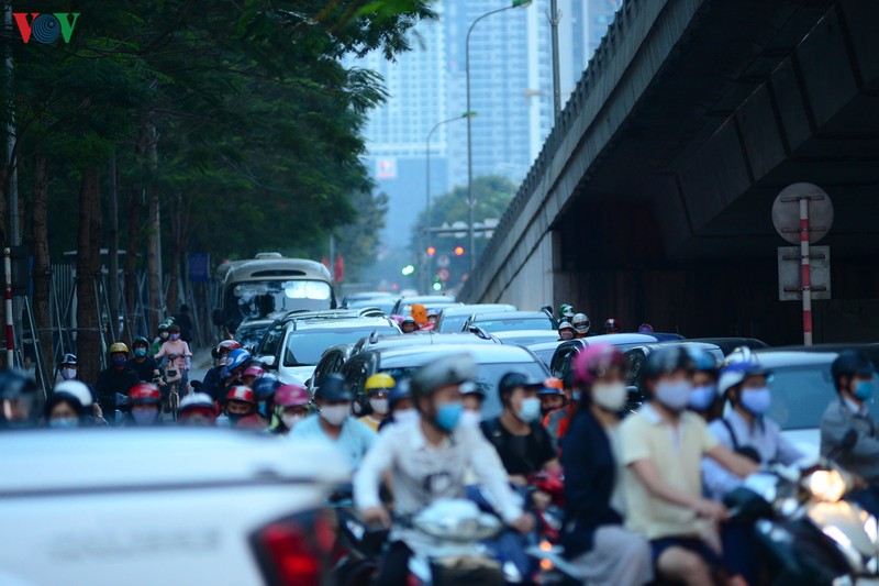duong ra cac cua ngo ha noi tac nghen, xe may phai lao len via he hinh 9