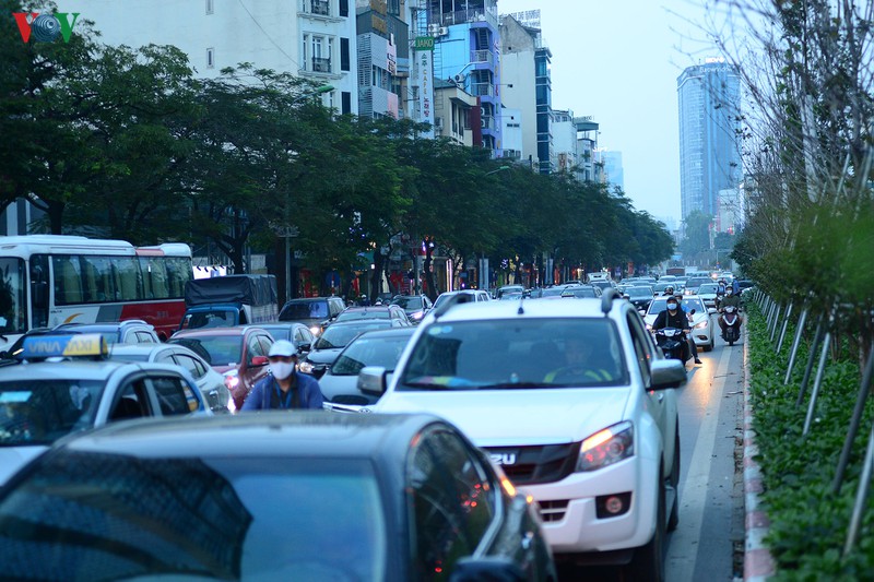 duong ra cac cua ngo ha noi tac nghen, xe may phai lao len via he hinh 10