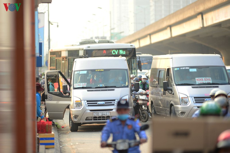duong ra cac cua ngo ha noi tac nghen, xe may phai lao len via he hinh 16