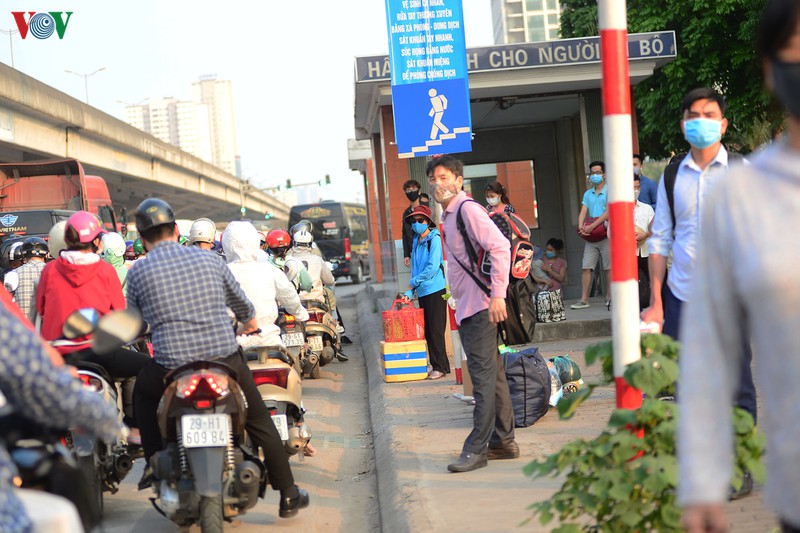 duong ra cac cua ngo ha noi tac nghen, xe may phai lao len via he hinh 17