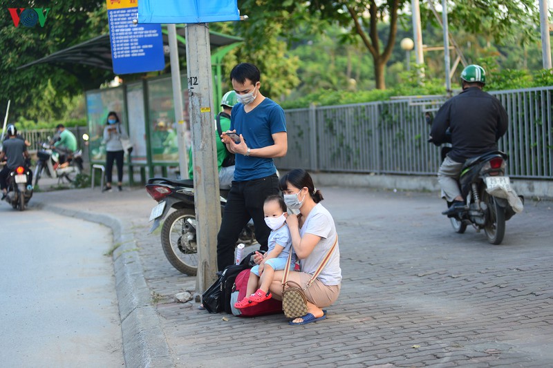 duong ra cac cua ngo ha noi tac nghen, xe may phai lao len via he hinh 18