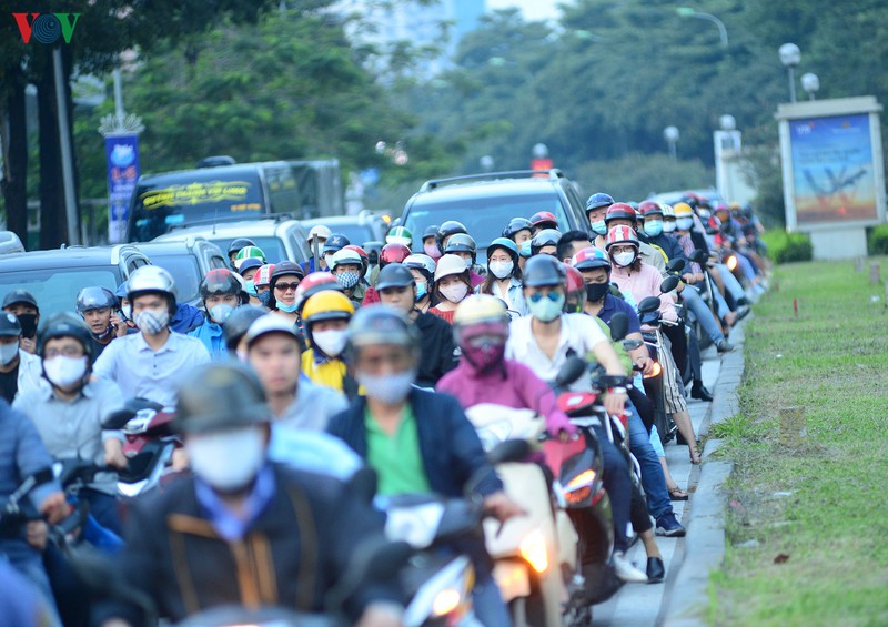 duong ra cac cua ngo ha noi tac nghen, xe may phai lao len via he hinh 11