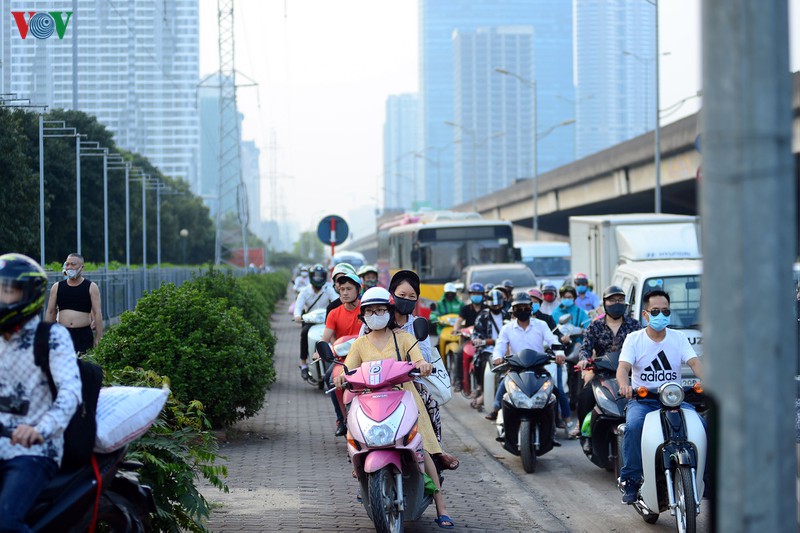 duong ra cac cua ngo ha noi tac nghen, xe may phai lao len via he hinh 19
