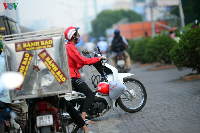 duong ra cac cua ngo ha noi tac nghen, xe may phai lao len via he hinh 15