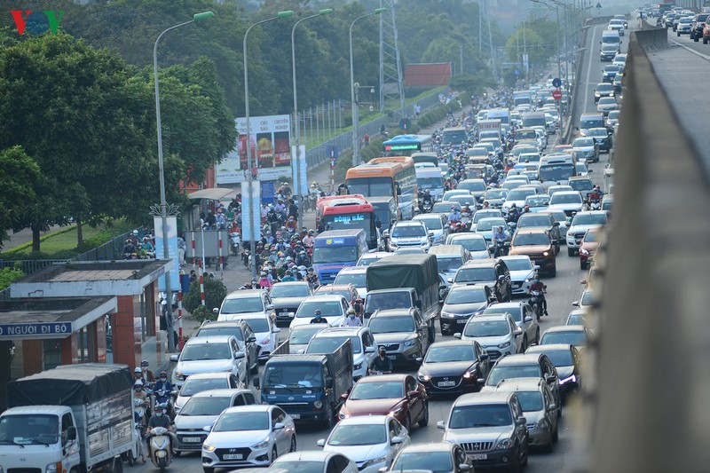 duong ra cac cua ngo ha noi tac nghen, xe may phai lao len via he hinh 3