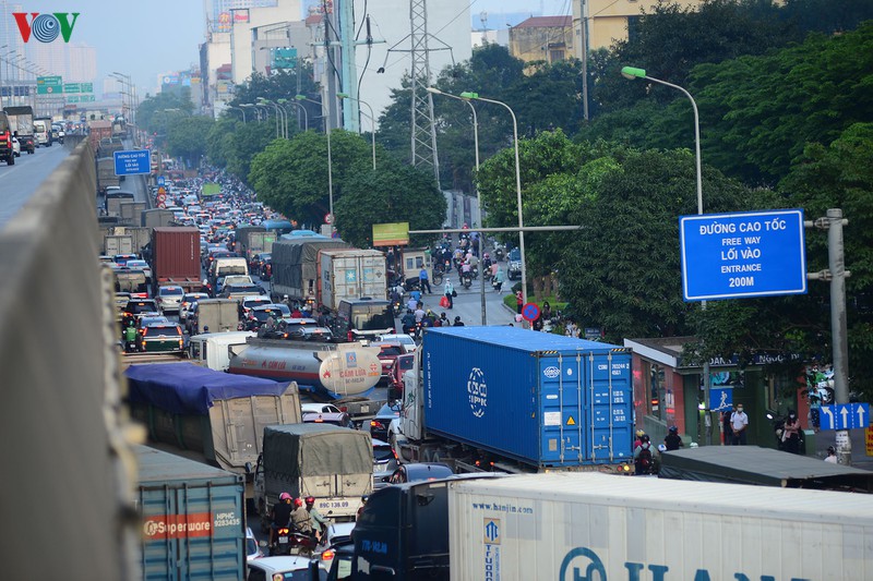 duong ra cac cua ngo ha noi tac nghen, xe may phai lao len via he hinh 4