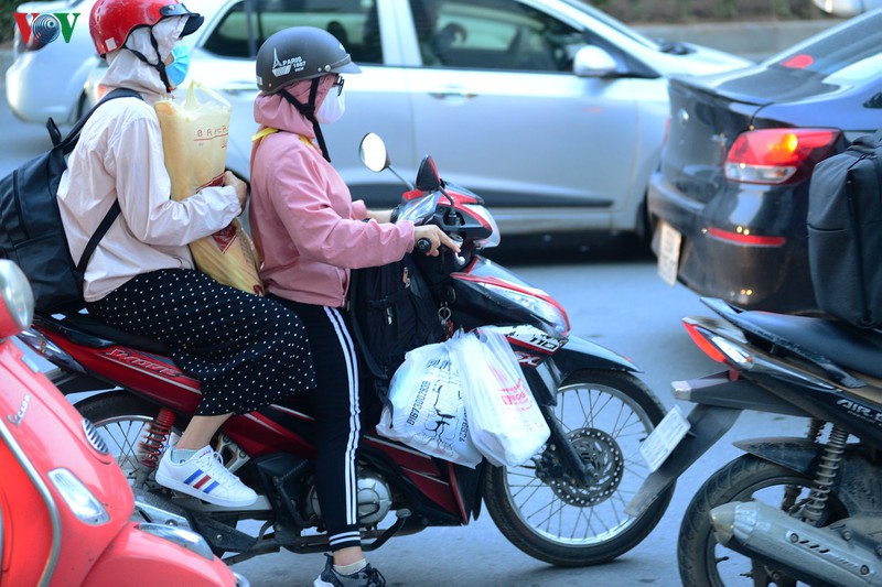 duong ra cac cua ngo ha noi tac nghen, xe may phai lao len via he hinh 12