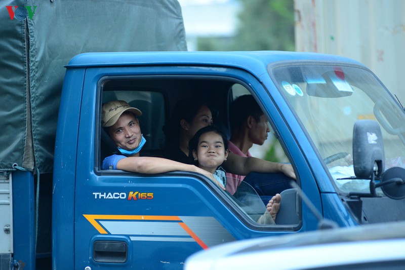 duong ra cac cua ngo ha noi tac nghen, xe may phai lao len via he hinh 14