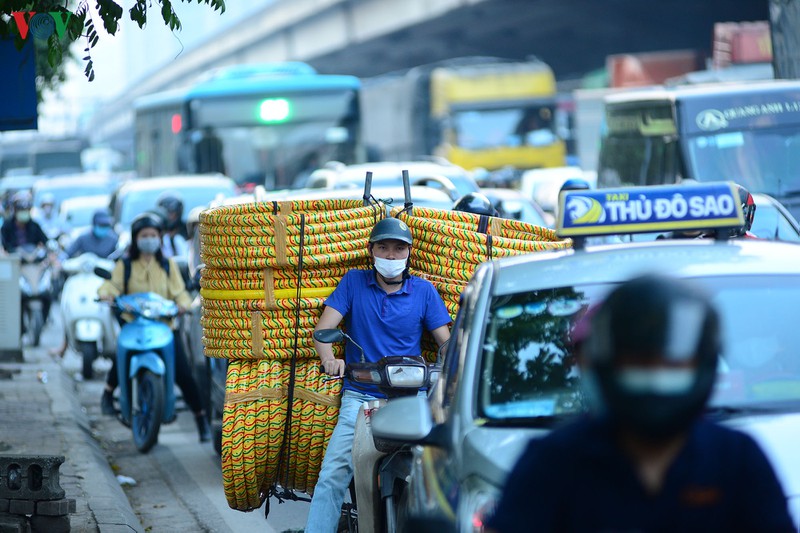 duong ra cac cua ngo ha noi tac nghen, xe may phai lao len via he hinh 13
