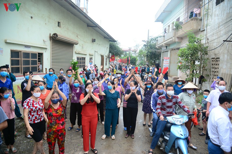 do bo cach ly: nguoi dan thon tri chung (hung yen) vo oa vui suong hinh 17