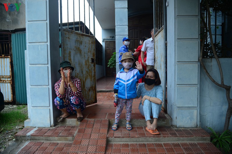 dỡ bỏ cách ly: người dân thôn trí chung (hưng yên) vỡ òa vui sướng hình 21 do bo cach ly: nguoi dan thon tri chung (hung yen) vo oa vui suong hinh 21