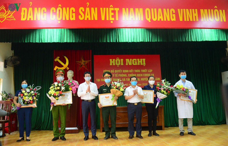 dỡ bỏ cách ly: người dân thôn trí chung (hưng yên) vỡ òa vui sướng hình 3 do bo cach ly: nguoi dan thon tri chung (hung yen) vo oa vui suong hinh 3