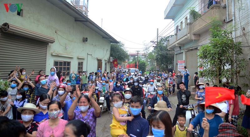 dỡ bỏ cách ly: người dân thôn trí chung (hưng yên) vỡ òa vui sướng hình 9 do bo cach ly: nguoi dan thon tri chung (hung yen) vo oa vui suong hinh 9
