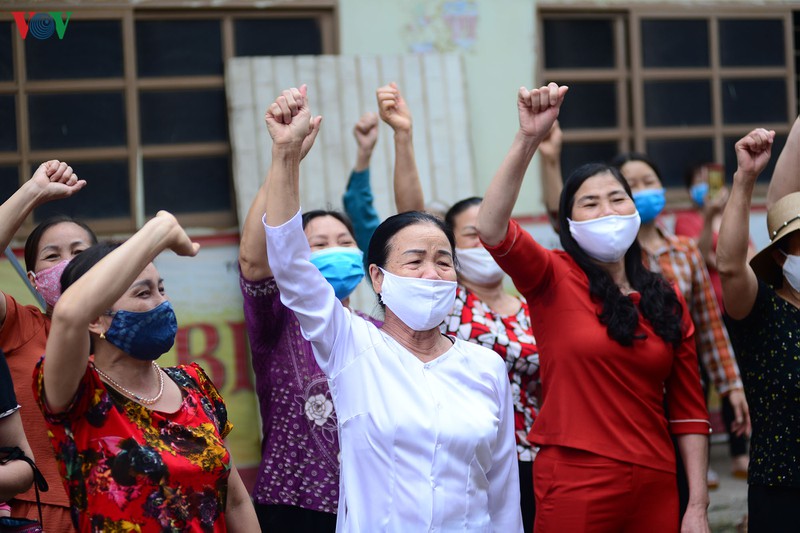 dỡ bỏ cách ly: người dân thôn trí chung (hưng yên) vỡ òa vui sướng hình 15 do bo cach ly: nguoi dan thon tri chung (hung yen) vo oa vui suong hinh 15