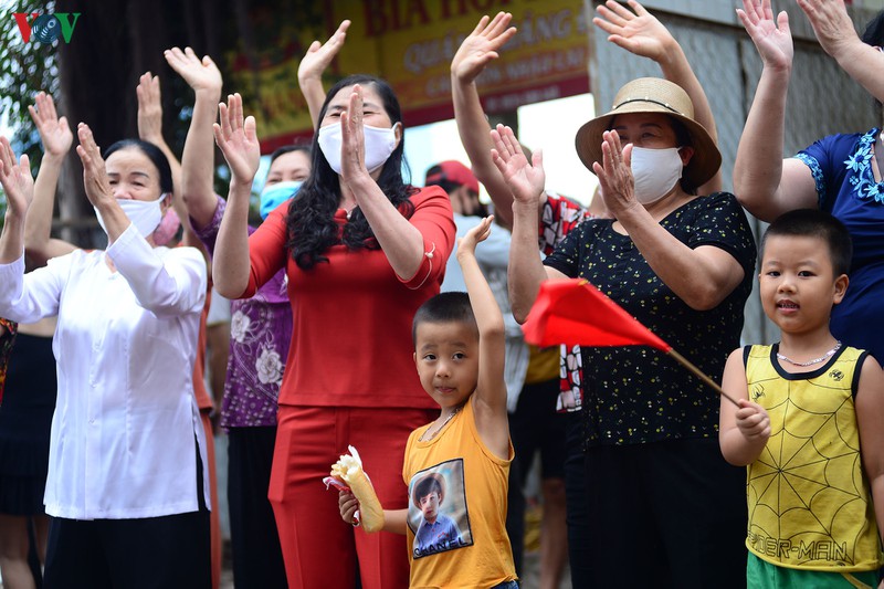 do bo cach ly: nguoi dan thon tri chung (hung yen) vo oa vui suong hinh 18