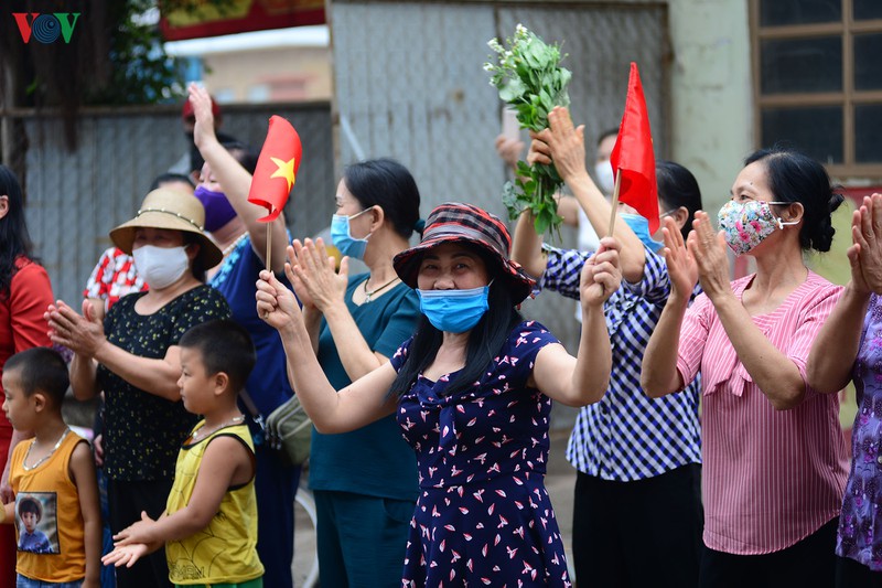 do bo cach ly: nguoi dan thon tri chung (hung yen) vo oa vui suong hinh 19