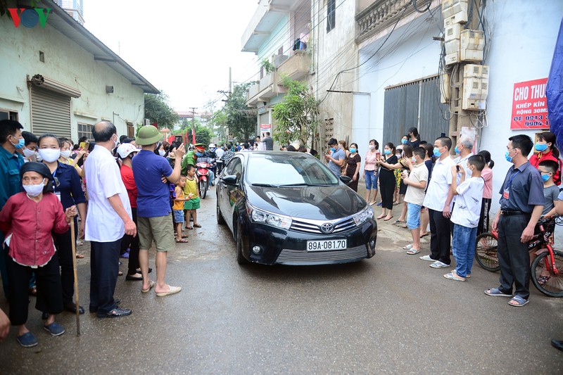 dỡ bỏ cách ly: người dân thôn trí chung (hưng yên) vỡ òa vui sướng hình 22 do bo cach ly: nguoi dan thon tri chung (hung yen) vo oa vui suong hinh 22