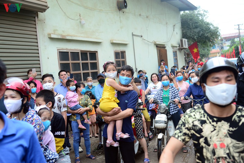 do bo cach ly: nguoi dan thon tri chung (hung yen) vo oa vui suong hinh 16