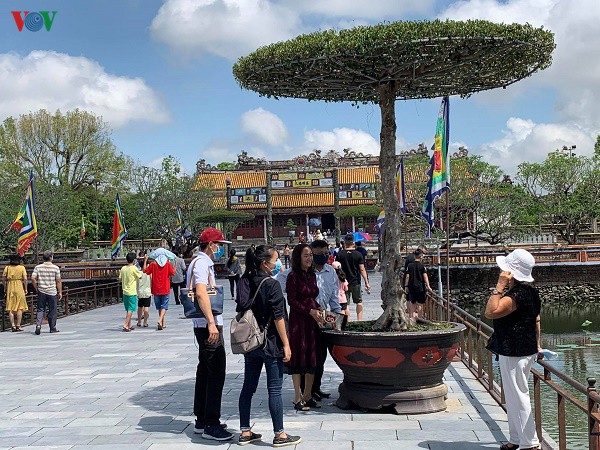 thua thien hue: 12.500 luot khach den tham quan va nghi duong tai hue trong dip le. hinh 1