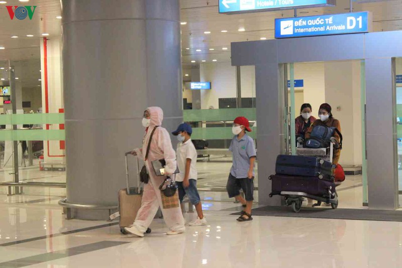 can canh qua trinh don 297 cong dan viet nam tu uae ve nuoc hinh 7