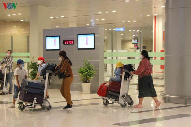 can canh qua trinh don 297 cong dan viet nam tu uae ve nuoc hinh 8