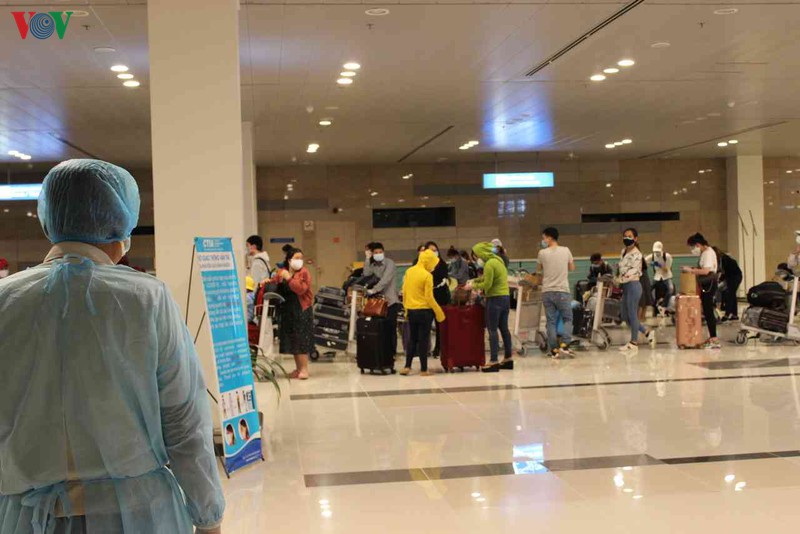can canh qua trinh don 297 cong dan viet nam tu uae ve nuoc hinh 9