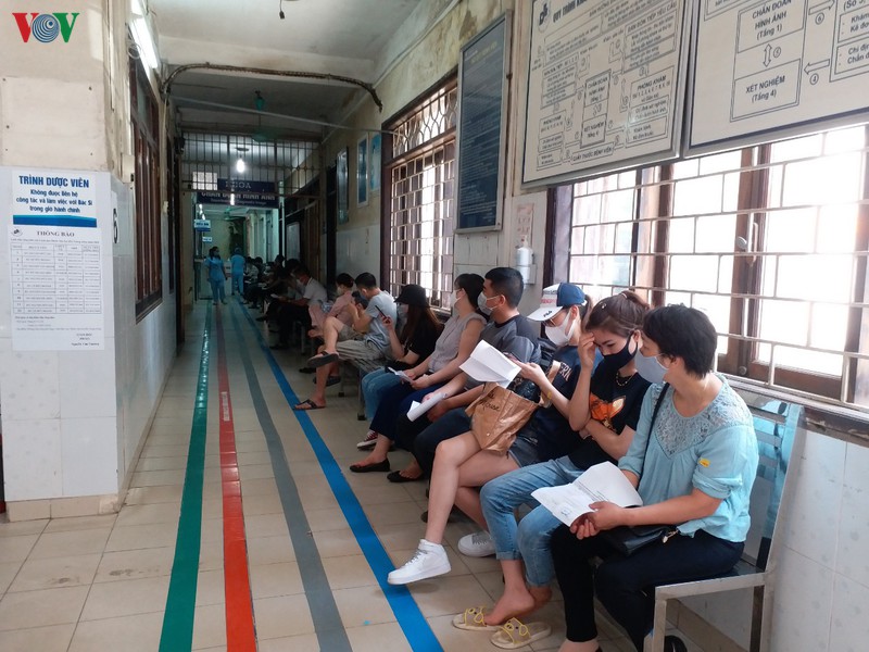 anh: nguoi dan chen chuc den kham tai cac benh vien o ha noi sau cach ly hinh 8