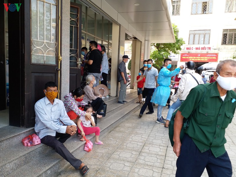 anh: nguoi dan chen chuc den kham tai cac benh vien o ha noi sau cach ly hinh 10