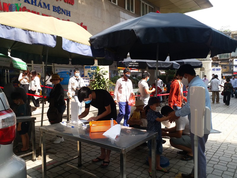 anh: nguoi dan chen chuc den kham tai cac benh vien o ha noi sau cach ly hinh 11