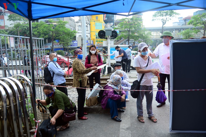 anh: nguoi dan chen chuc den kham tai cac benh vien o ha noi sau cach ly hinh 4