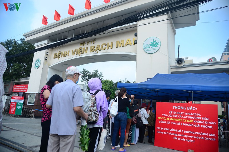 anh: nguoi dan chen chuc den kham tai cac benh vien o ha noi sau cach ly hinh 1