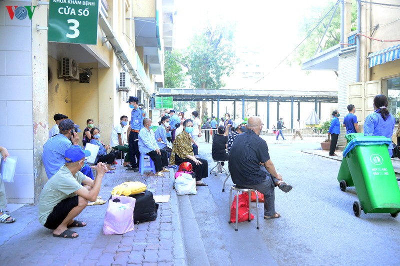 anh: nguoi dan chen chuc den kham tai cac benh vien o ha noi sau cach ly hinh 5