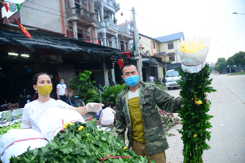 nguoi dan thon ha loi xot xa nhin ruong hoa ua tan sau 20 ngay cach ly hinh 3