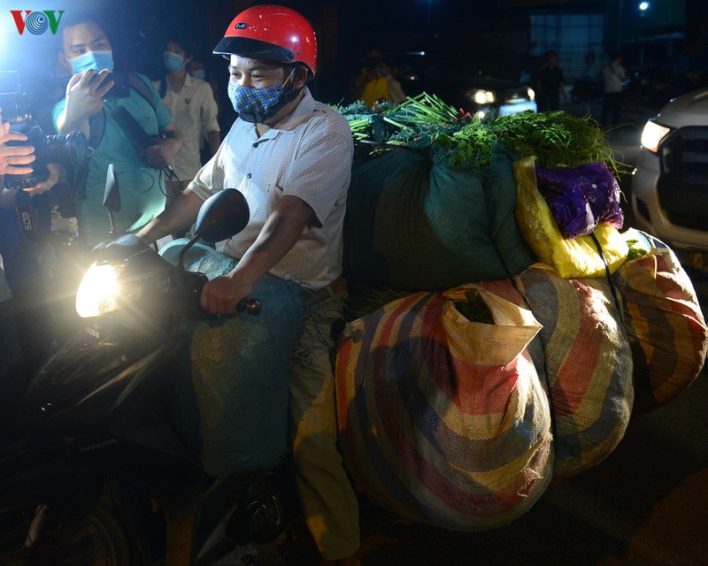 sau khi do bo cach ly, nguoi ha loi cho hoa mau di ban ngay trong dem hinh 12