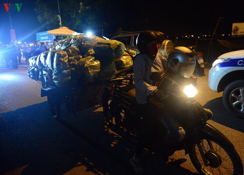 sau khi do bo cach ly, nguoi ha loi cho hoa mau di ban ngay trong dem hinh 11