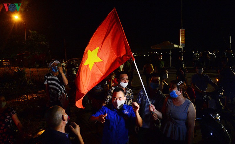 sau khi do bo cach ly, nguoi ha loi cho hoa mau di ban ngay trong dem hinh 8