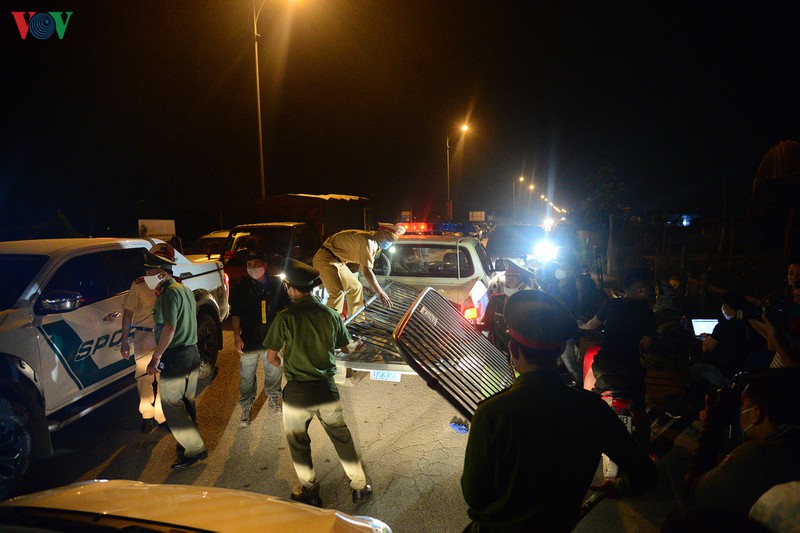 sau khi do bo cach ly, nguoi ha loi cho hoa mau di ban ngay trong dem hinh 3