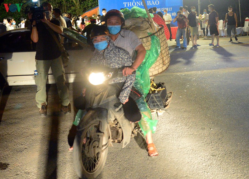 sau khi do bo cach ly, nguoi ha loi cho hoa mau di ban ngay trong dem hinh 14