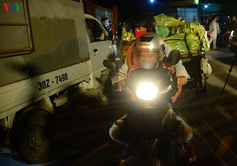 sau khi do bo cach ly, nguoi ha loi cho hoa mau di ban ngay trong dem hinh 10