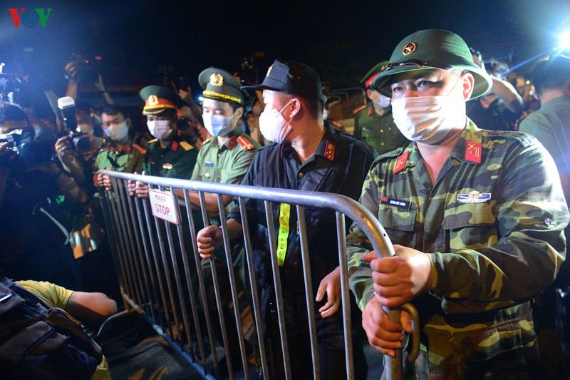 sau khi do bo cach ly, nguoi ha loi cho hoa mau di ban ngay trong dem hinh 1