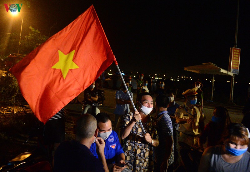 sau khi do bo cach ly, nguoi ha loi cho hoa mau di ban ngay trong dem hinh 9