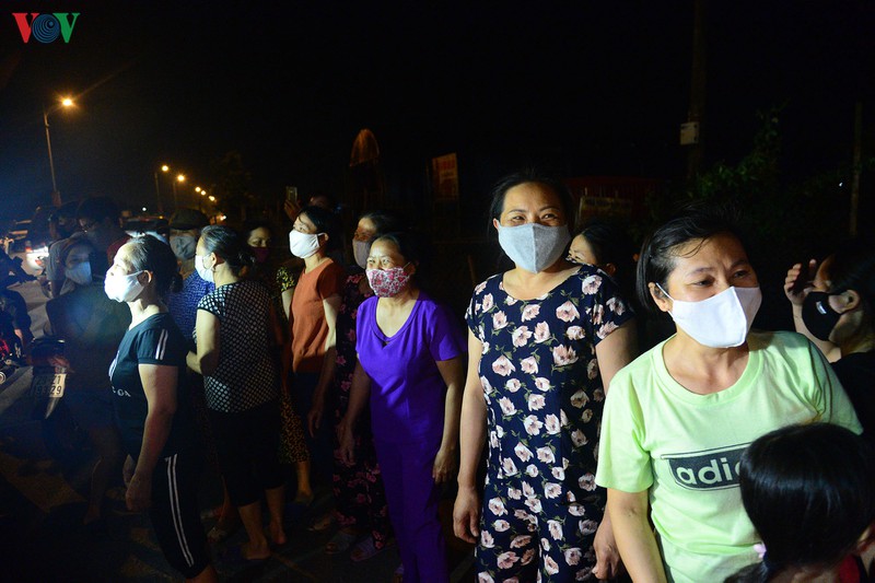 sau khi do bo cach ly, nguoi ha loi cho hoa mau di ban ngay trong dem hinh 7