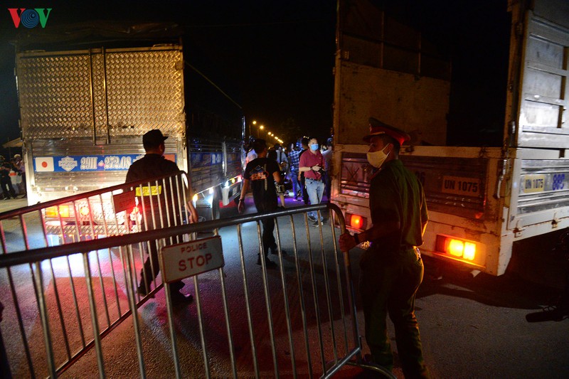 sau khi do bo cach ly, nguoi ha loi cho hoa mau di ban ngay trong dem hinh 4