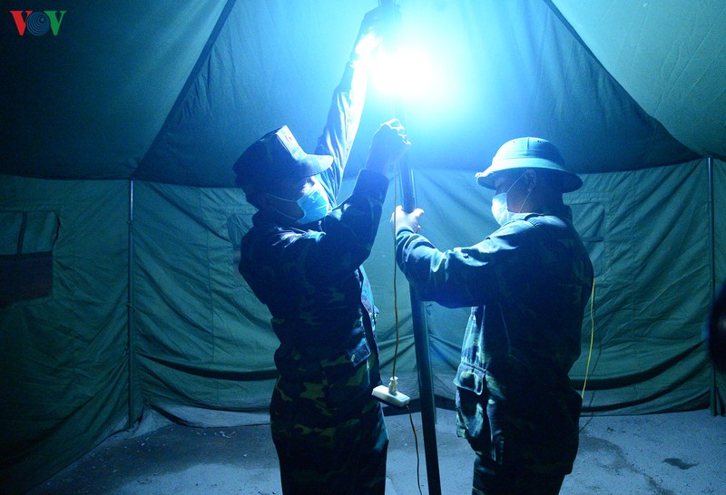 sau khi do bo cach ly, nguoi ha loi cho hoa mau di ban ngay trong dem hinh 6