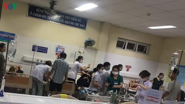 an do chay mua o cho, 133 nguoi da nang ngo doc hinh 1