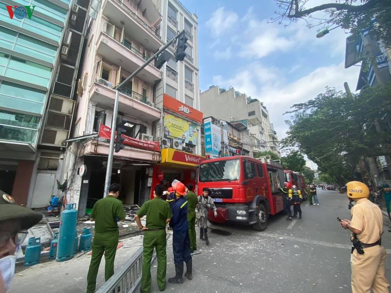 no lon tai 1 nha hang tren pho co ha noi khien nhieu nguoi bi thuong hinh 1
