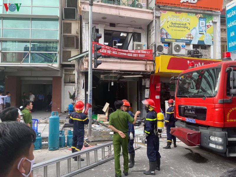 no lon tai 1 nha hang tren pho co ha noi khien nhieu nguoi bi thuong hinh 4